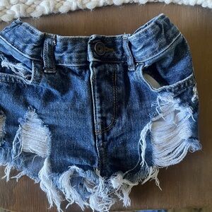 Toddler girls distressed Jean shorts size 2T
